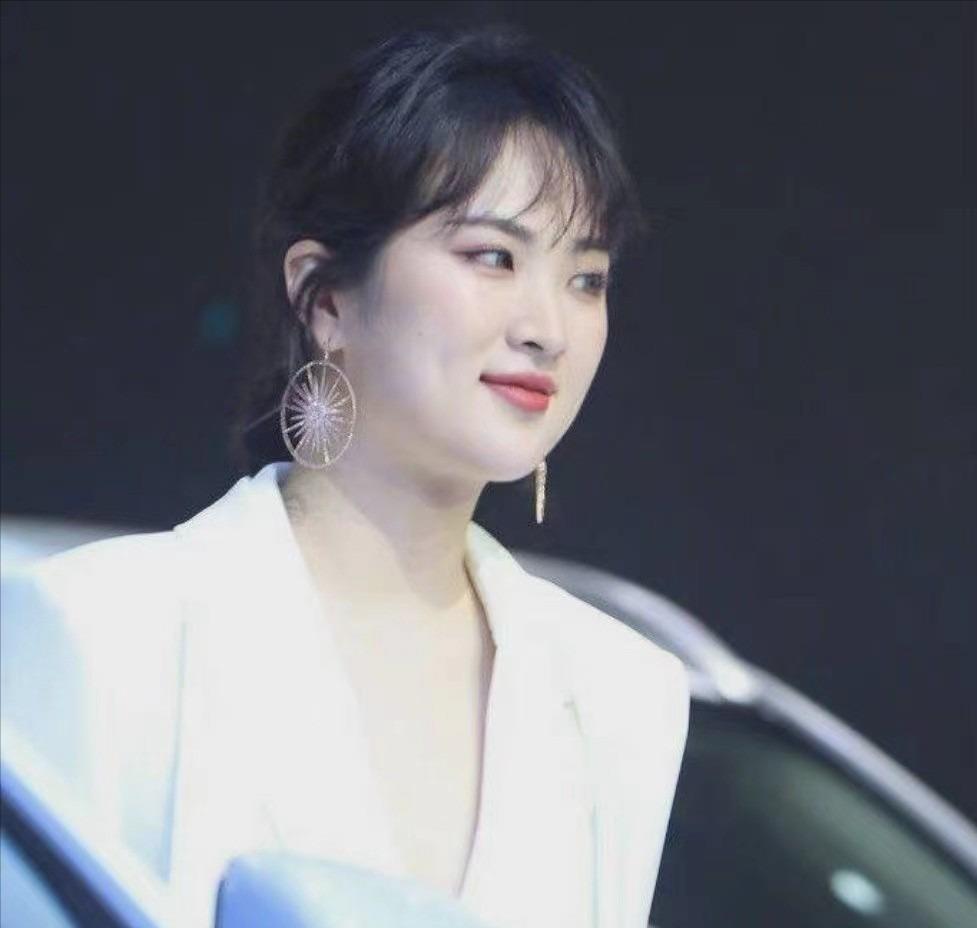 姚安娜|“华为千金”姚安娜,有私人飞机,住5亿豪宅,却仍非要当明星