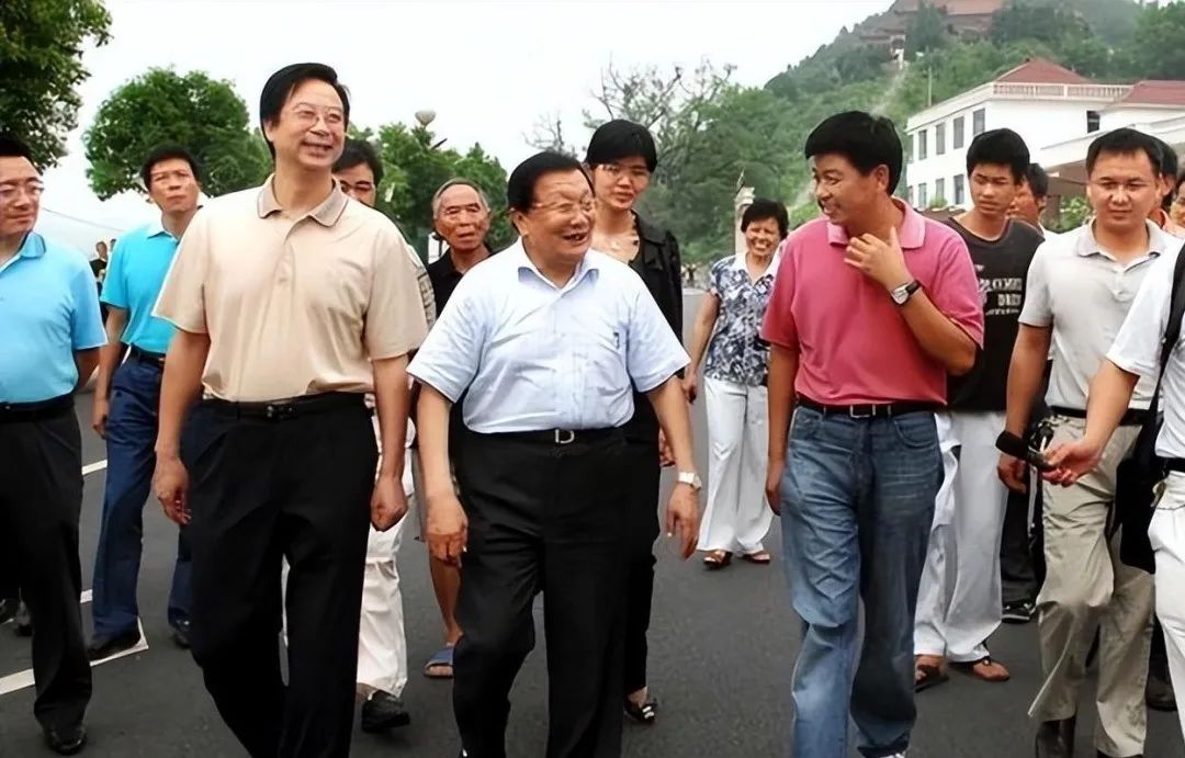 从全村人均奔驰到负债打工,华西村的经历拍成电影都没人敢信。