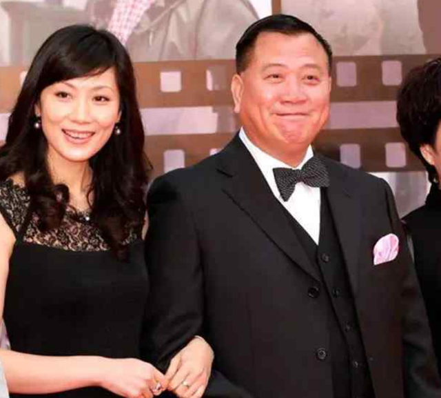 大湾区这一晚，66岁的“港圈大佬”万梓良，活成了一个笑话