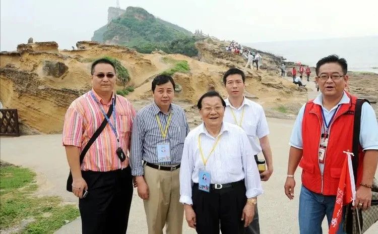 从全村人均奔驰到负债打工,华西村的经历拍成电影都没人敢信。