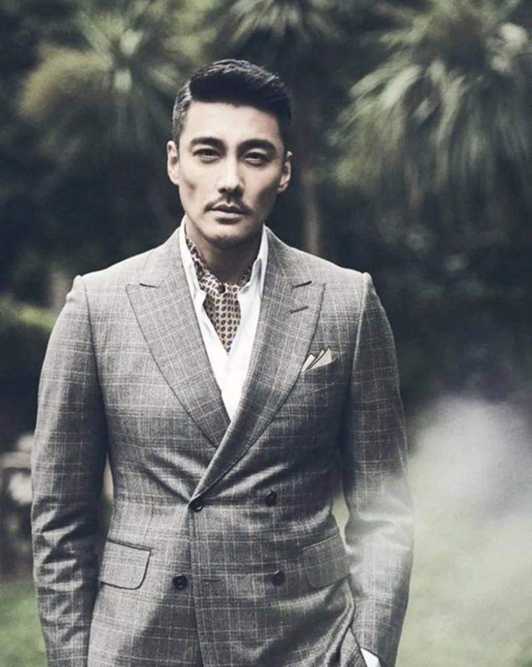 |演员胡兵官宣恋情！信息量太大惹争议，陪伴30年的爱人疑似是男性