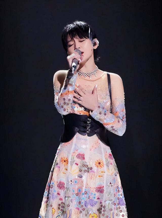 香港这一夜，李宇春的“遮羞布”被周笔畅一把扯下