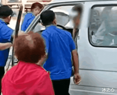 素素|河北一城管打骂货车司机“惩罚”结果出来后,引发公众不满