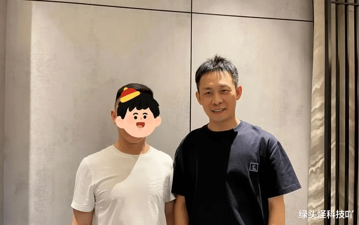 张译|张译近照曝光！参加豪华酒局，弯腰敬酒太卑微，穿千元短袖引争议