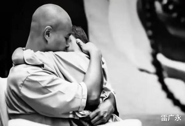 陶红去世后,乐嘉携10岁女儿旅游,父女俩同床睡,贴身搂抱、亲吻