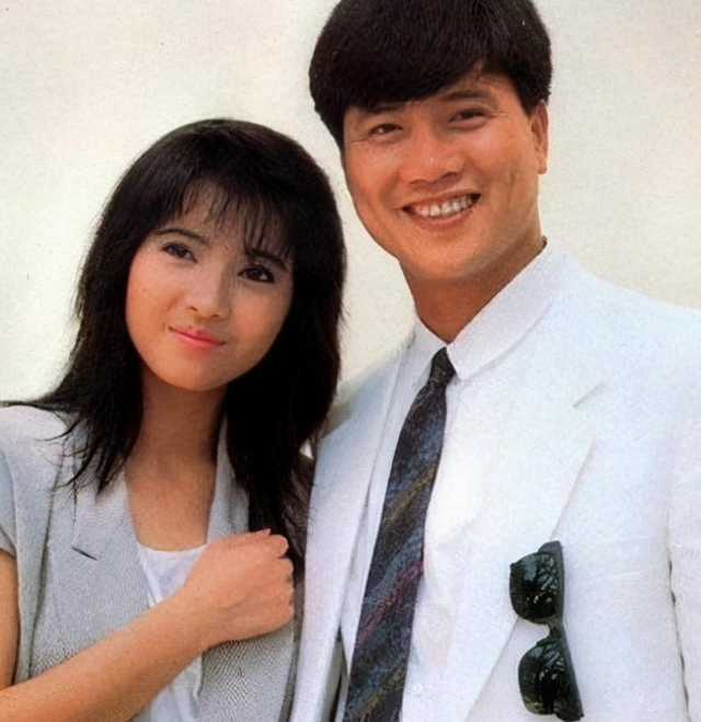 大湾区这一晚，66岁的“港圈大佬”万梓良，活成了一个笑话