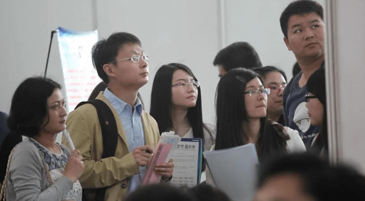 招聘|28岁女生当7年“全职女友”，包吃包住五险一金，分手费也已谈妥