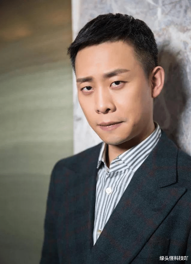 张译|张译近照曝光！参加豪华酒局，弯腰敬酒太卑微，穿千元短袖引争议