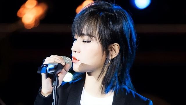 香港这一夜，李宇春的“遮羞布”被周笔畅一把扯下