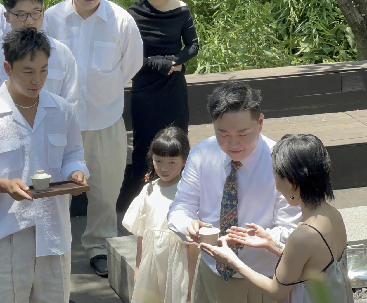 |郝劭文大婚，释小龙当伴郎，新娘穿得像睡衣