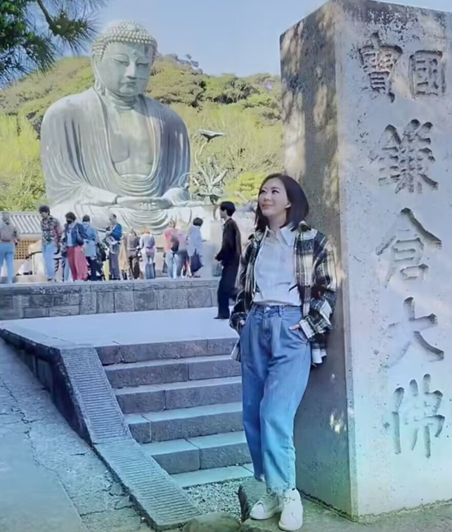 田朴珺|王石一家三口游日本,田朴珺吃雪糕偎依老公怀里撒娇,爱女未出镜