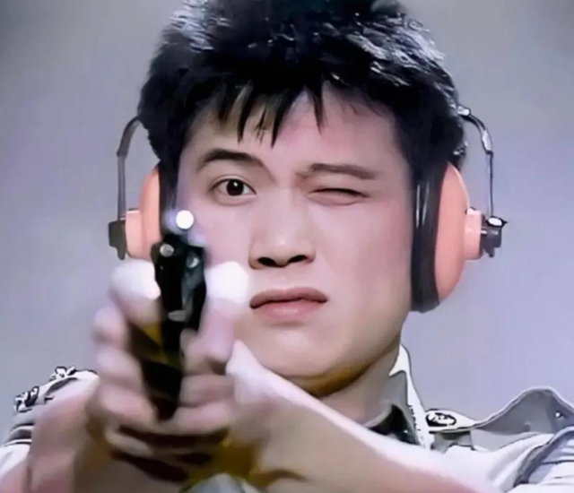 大湾区这一晚，66岁的“港圈大佬”万梓良，活成了一个笑话