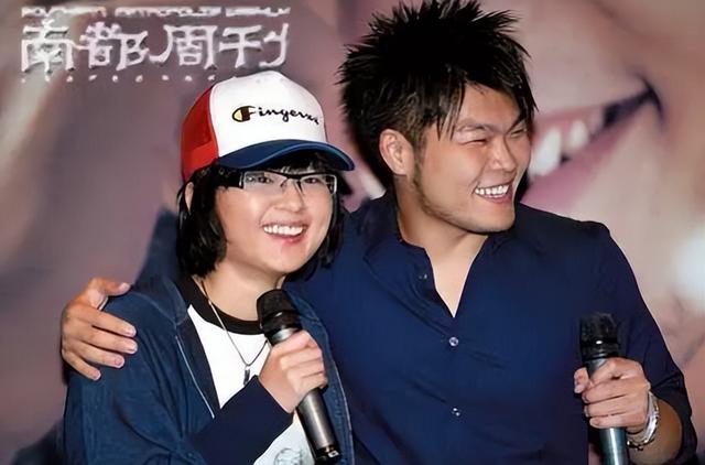 香港这一夜，李宇春的“遮羞布”被周笔畅一把扯下