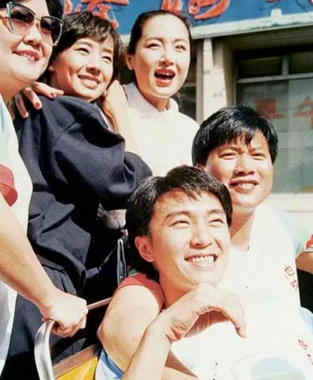 大湾区这一晚，66岁的“港圈大佬”万梓良，活成了一个笑话