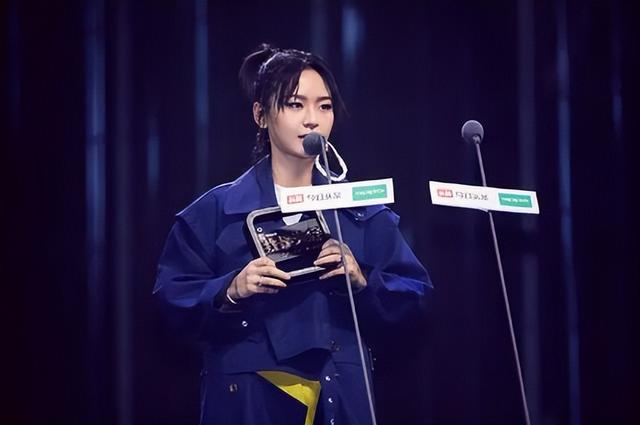 香港这一夜，李宇春的“遮羞布”被周笔畅一把扯下