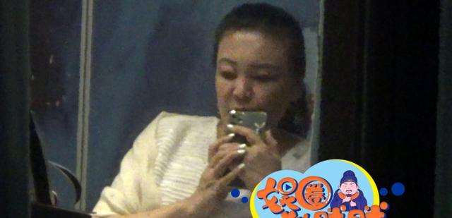 大小S被爆料吸毒后张兰火速开播带货与商界女大佬们夜晚聚餐