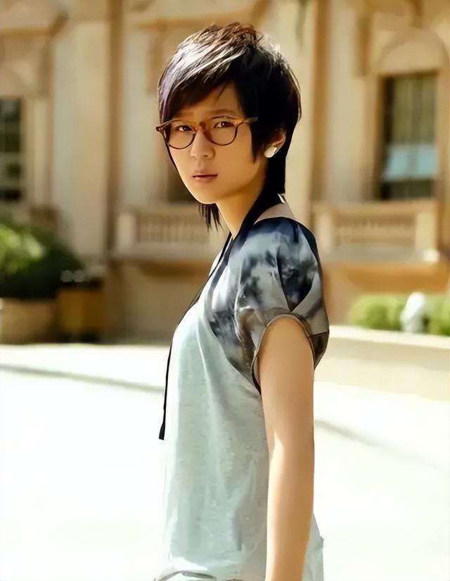 香港这一夜，李宇春的“遮羞布”被周笔畅一把扯下