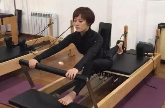 孙俪化妆台物品曝光，“健身护肤”人设崩塌，网友：明星真实消费