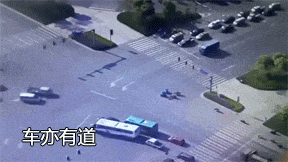 车祸gif动态图片:之电动车十字路口超速行驶不减速, 所造成的悲剧版(共15张动态图)