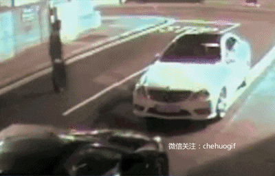 车祸gif动态图片:之电动车十字路口超速行驶不减速, 所造成的悲剧版(共15张动态图)