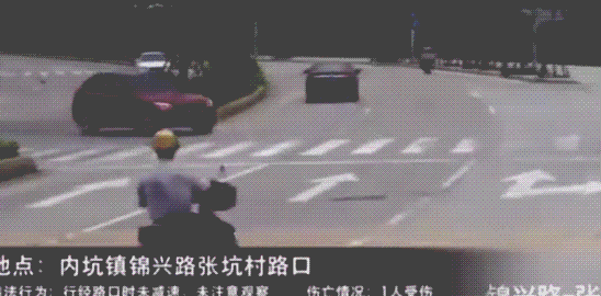 车祸gif动态图片:之电动车十字路口超速行驶不减速, 所造成的悲剧版(共15张动态图)