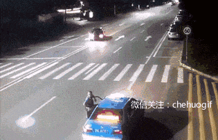 车祸gif动态图片:之电动车十字路口超速行驶不减速, 所造成的悲剧版(共15张动态图)