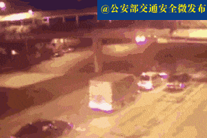 车祸gif动态图片:之电动车十字路口超速行驶不减速, 所造成的悲剧版(共15张动态图)