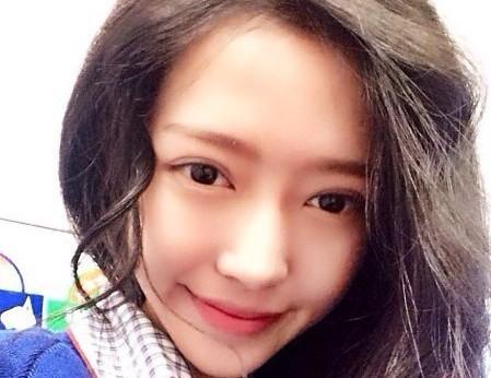 叶雯今天21岁,上大二,是同学眼中典型的白富美.