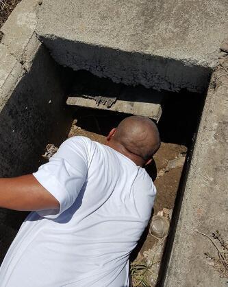 男子拼命追逐黑狗，其中内情却让人热泪盈眶！