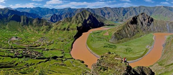 崇山峻岭间的"蛇曲"通天河, 蜿蜒而去粗犷壮阔, 此生必须经历一次的