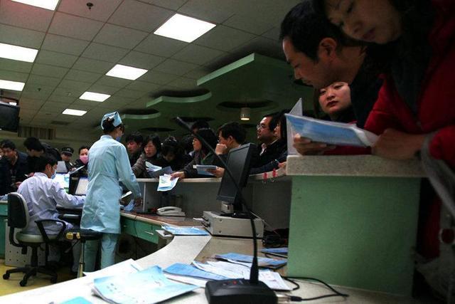 妈妈在输液的瓶子上动了一下, 竟然引发这么严重的后果