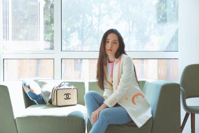 33岁郭碧婷素颜现身机场, 有些老态, 网友: 活在照片里!