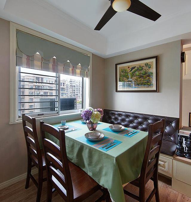 68平两房装出三房, 做了一个小地台还挺实用的