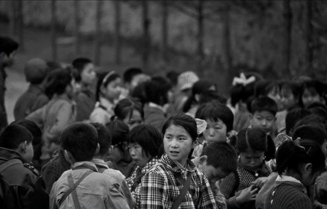 「上甘岭」美国人拍摄的1980年代中国孩子们: 原来80后的童年是这样子!