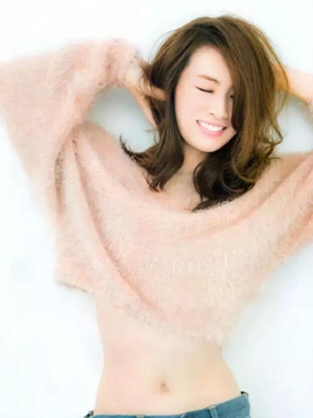 的妹子,也是近2年蹿红速度非常快的一位~《海街日记》中饰四妹浅野铃