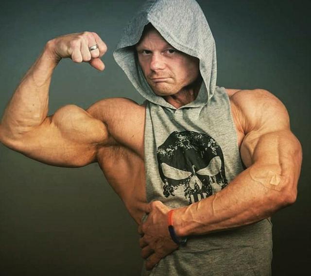 海军上将退休后整日健身撸铁, 一身爆筋肌肉如火云邪神般