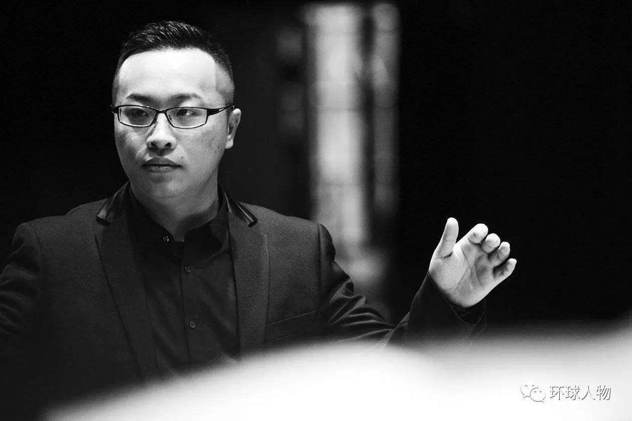 他是"身体被掏空"的合唱团长, 最会讲段子的指挥