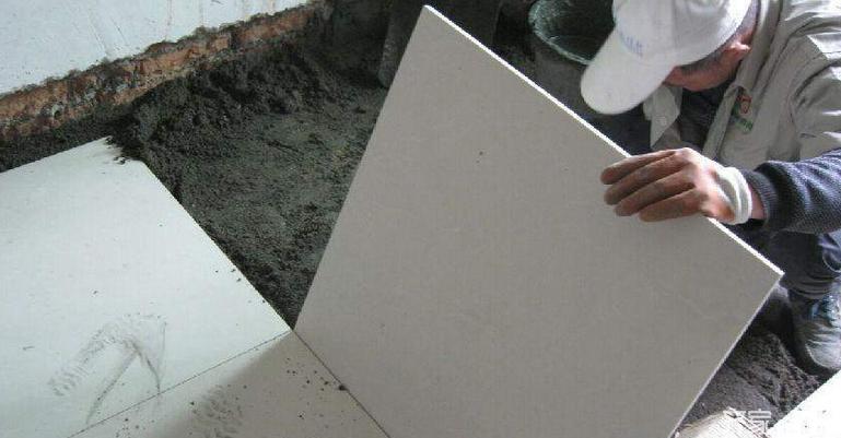 新房装修师傅都把瓷砖放水里泡说泡水不当会掉瓷