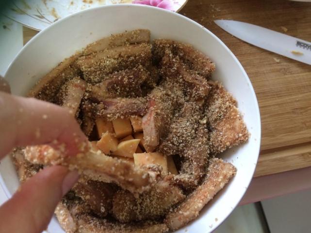 把蒸碗放入蒸笼上,盖上锅盖大火烧开,转小火蒸20分钟左右,肉和红薯