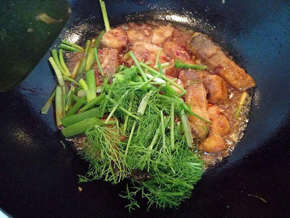 鱼有很多种吃法,今天来个家常的茴香烧鱼块,咸香味鲜,做法也简单