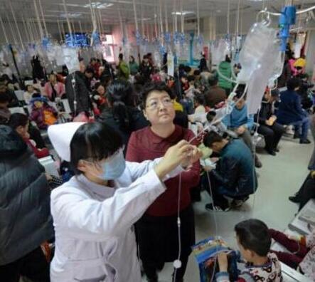 妈妈在输液的瓶子上动了一下, 竟然引发这么严重的后果