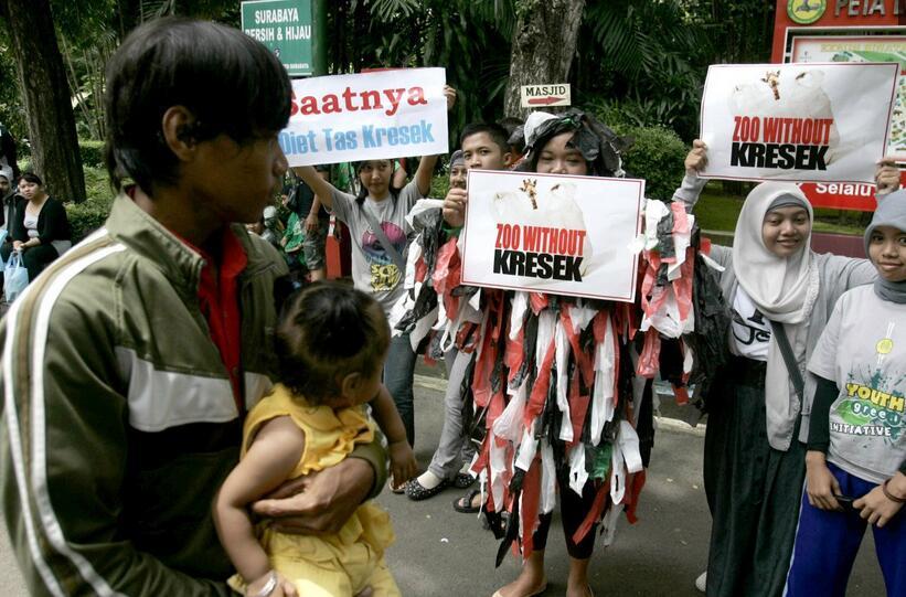 动物园老虎饿成皮包骨, 大象被上锁, 女友: 地狱!