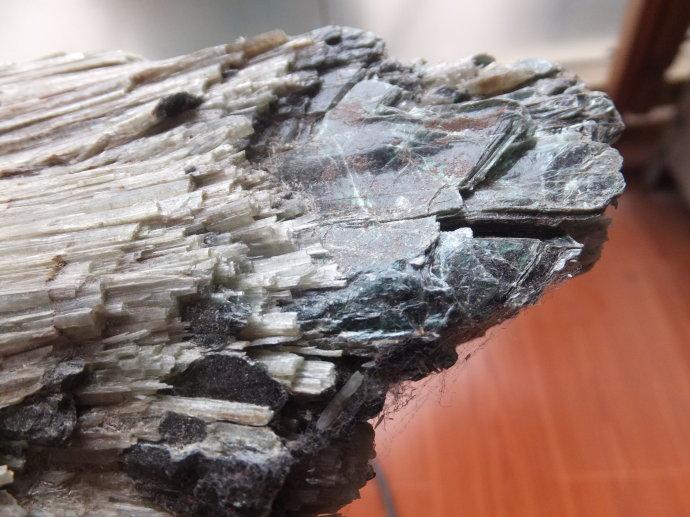 阳起石,为硅酸盐类矿物阳起石或阳起石石棉的矿石,煅用.