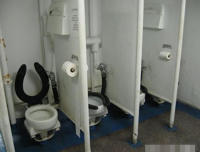 10万吨航母, 130个厕所全堵塞, 6000官兵憋35个小时