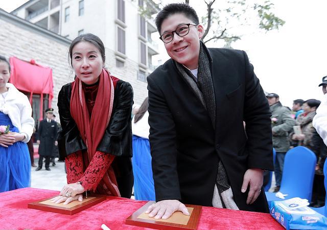 郭晶晶穿唐裝貴婦范十足 攜手霍啟剛亮相 網友: 一個高貴一個優雅