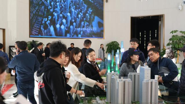 绿地东南亚中心东航团购会 敬献航空人的云端情怀