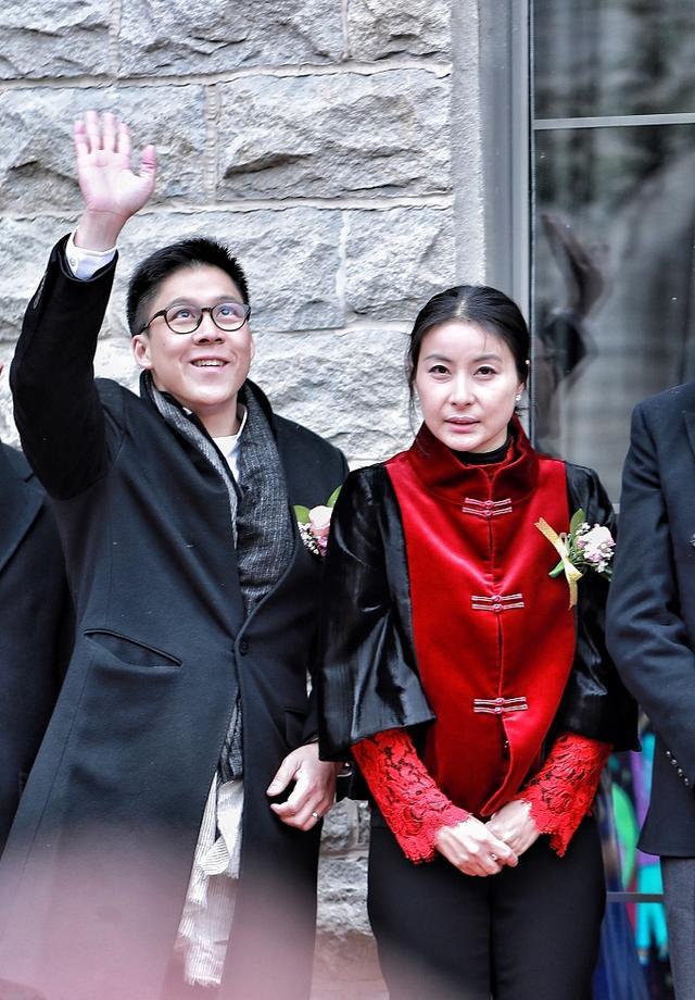 郭晶晶穿唐裝貴婦范十足 攜手霍啟剛亮相 網友: 一個高貴一個優雅