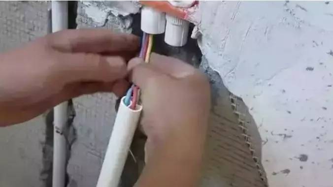 『』电线穿管，为什么越来越多师傅用这个而不用钢丝绳？太聪明了