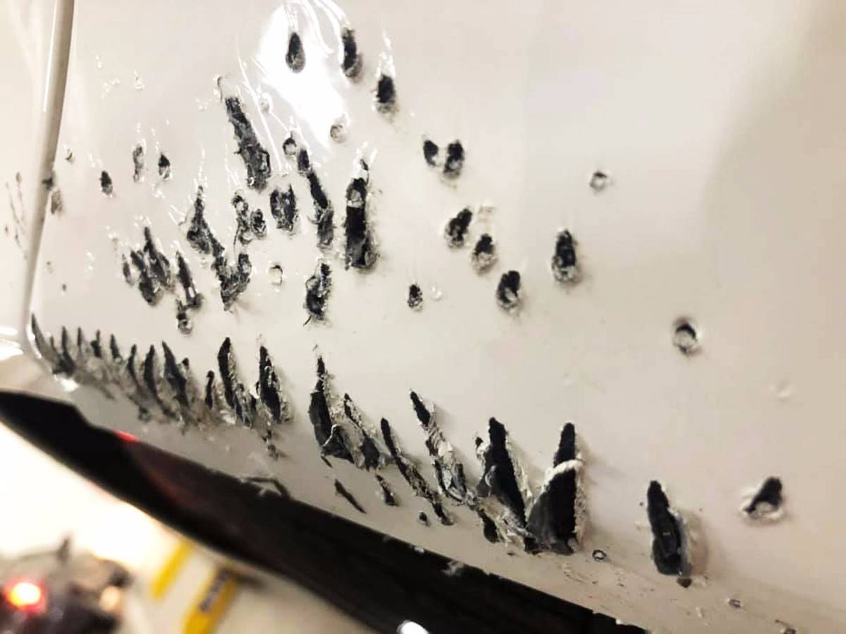 一夜之间，新车变废车，车主大怒，网友笑喷：你是遇到金刚狼了吧