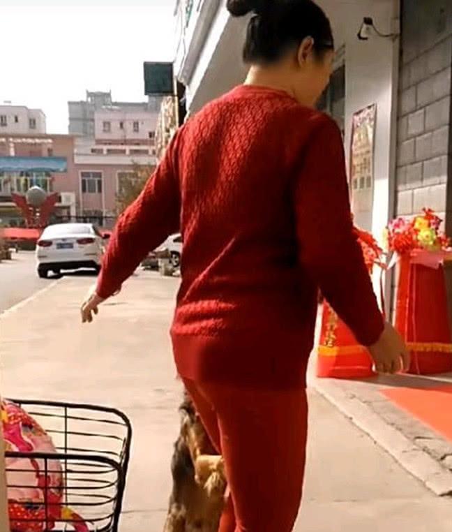 流浪狗两眼含泪, 一把抱住阿姨大腿: 求求你收留我吧, 我很乖的!